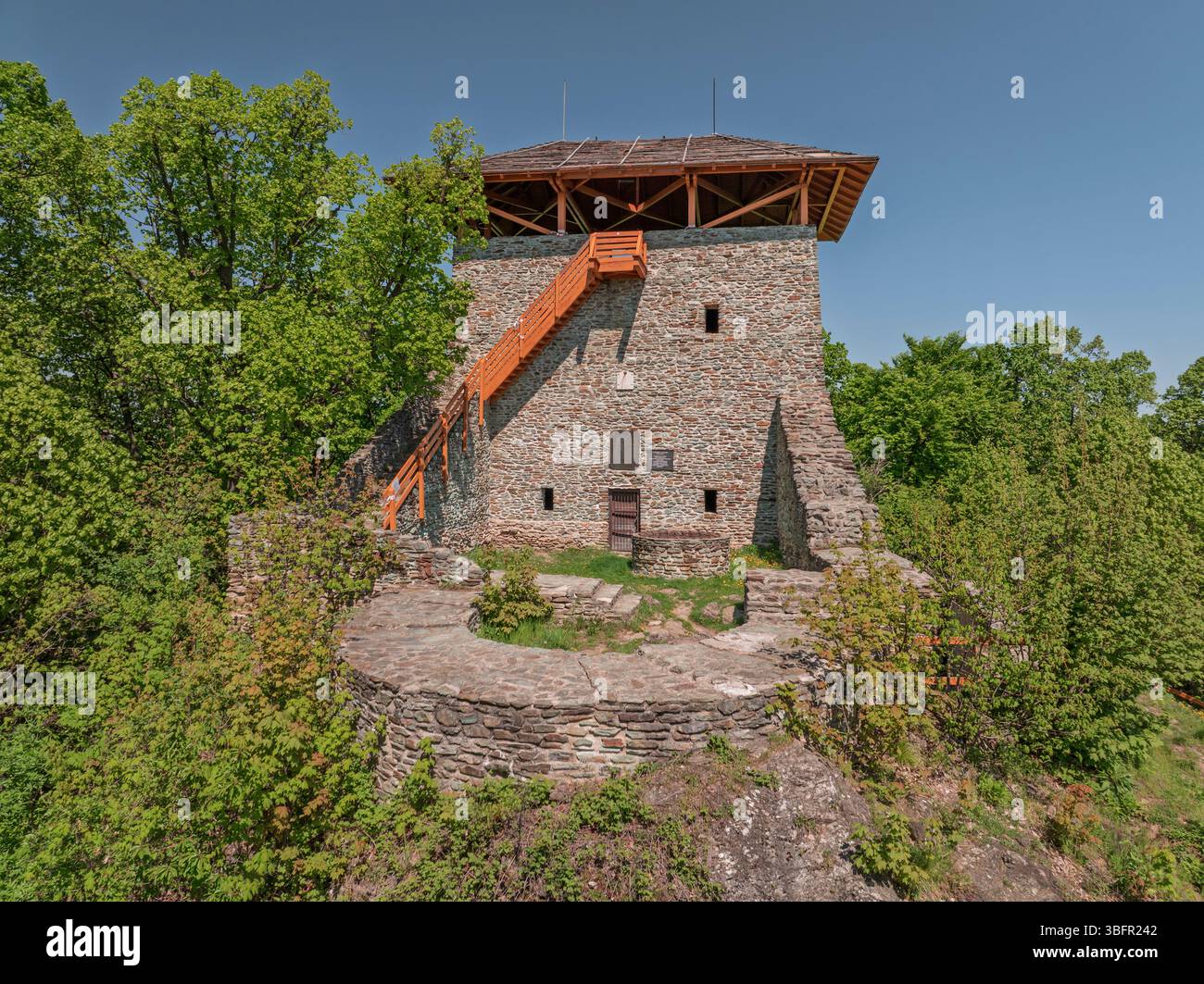 Célèbre belvédère près de la ville de Koszeg et la frontière Autriche - Hongrie. Cet endroit est dans les montagnes de Koszegi. Le nom hongrois est Ohaz kilato, Koszegi Banque D'Images
