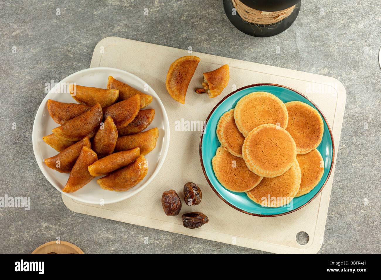 Plat de desserts arabes assortis avec Qatayef comme pièce maîtresse, symbole des bonbons du Ramadan et de la cuisine du moyen-Orient Banque D'Images