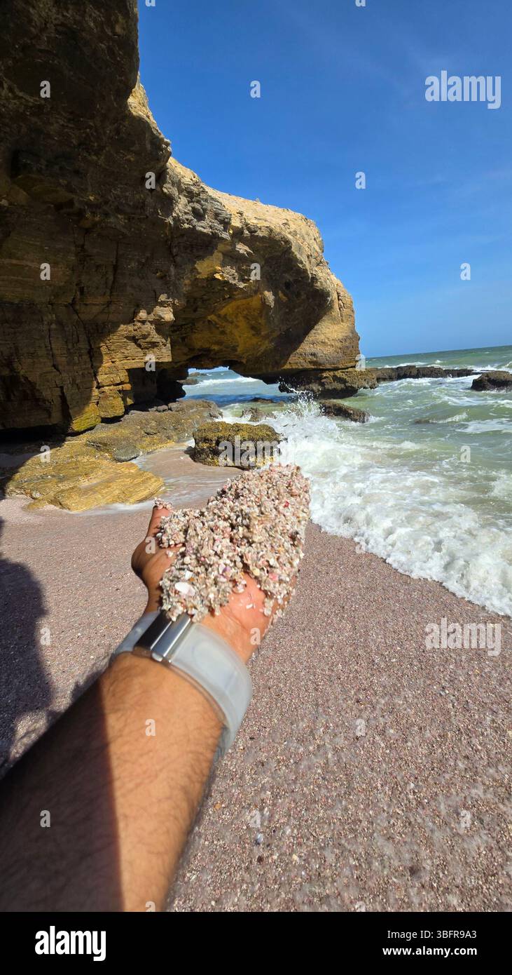 Grotte marine cachée à Al Khaluf, Muscat, Oman - Image de stock capturée avec un smartphone