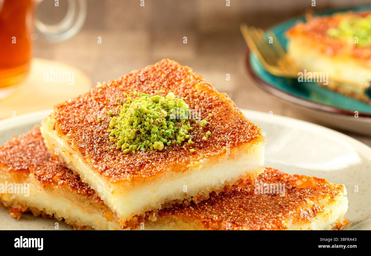 Gros plan de Basbousa à la crème, garnie de pistaches écrasées, dessert arabe classique Banque D'Images