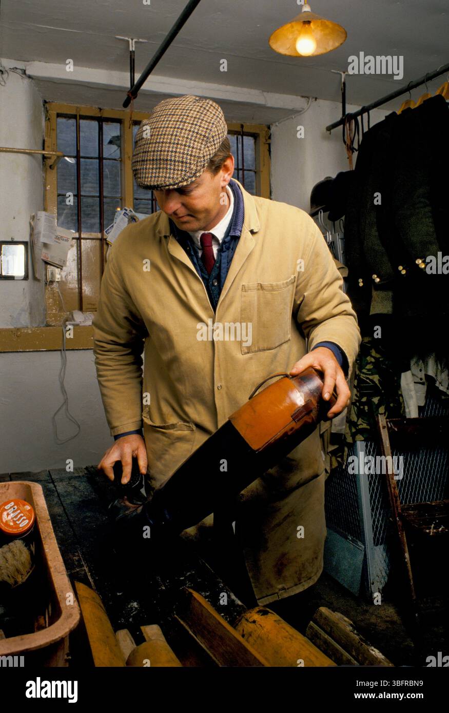 Duc de Beaufort Hunt, Badminton Estate, Gloucestershire. Salle de chenil, serviteur de chasse Roy Grove polissant ses bottes, il est deuxième Whipper dans. Années 1990 Royaume-Uni 1996, Angleterre HOMER SYKES Banque D'Images Duc de Beaufort Hunt, Badminton Estate, Gloucestershire. Salle de chenil, serviteur de chasse Roy Grove polissant ses bottes, il est deuxième Whipper dans. Années 1990 Royaume-Uni 1996, Angleterre HOMER SYKES Banque D'Images