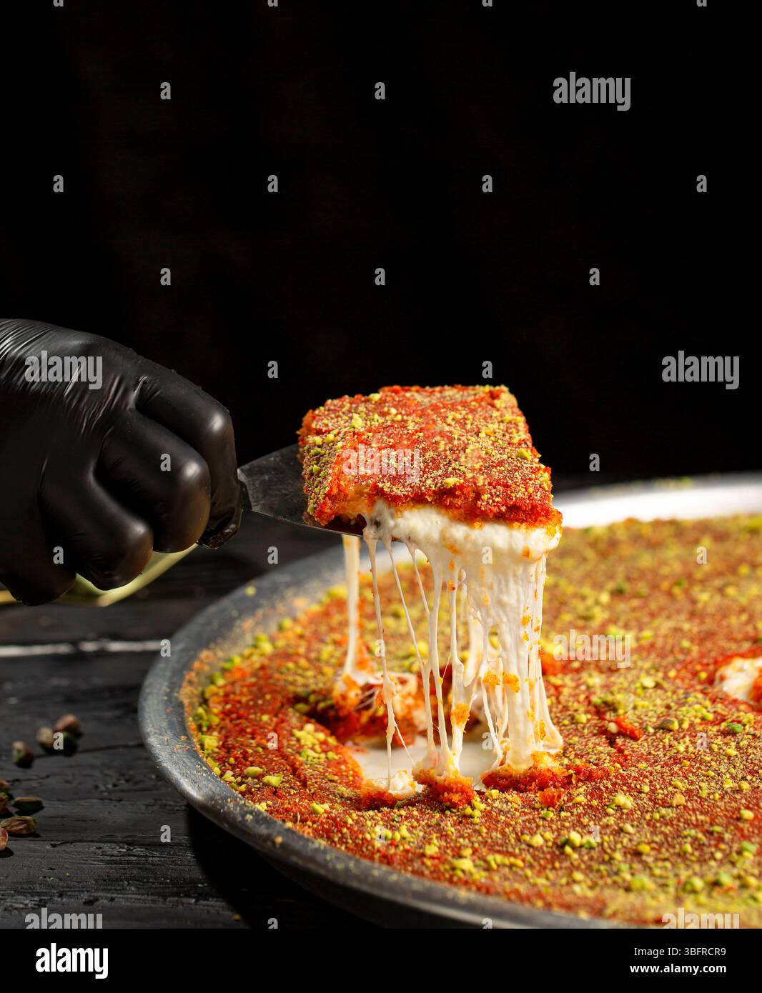 Fromage Kunafa, dessert arabe de style Nabulsi à base de fromage à pâte molle et de semoule Banque D'Images