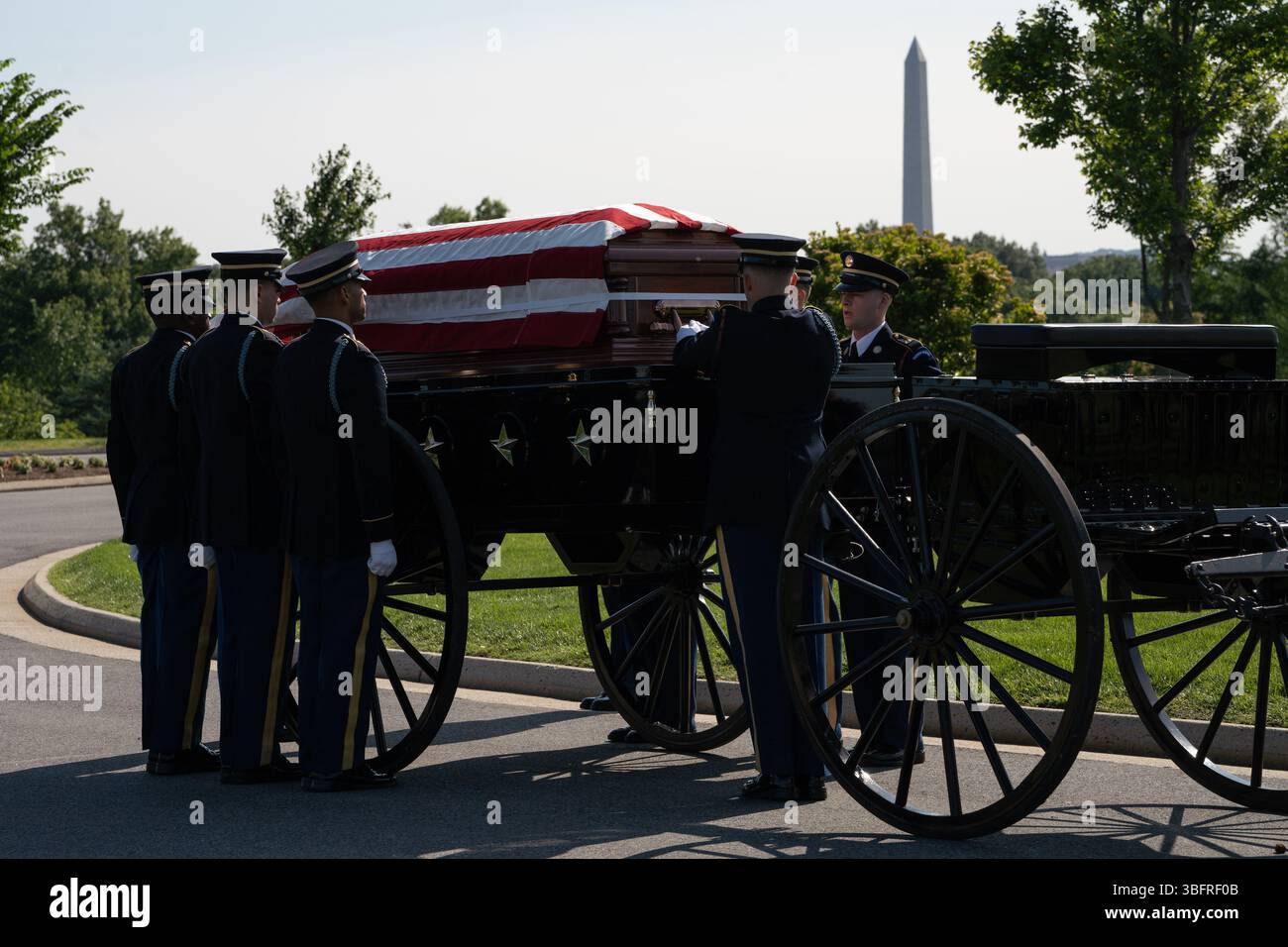 Les soldats affectés au 3e Régiment d'infanterie des États-Unis (la vieille Garde) transfèrent le cercueil du lieutenant Bernard J. Curran au détachement de Caisson lors de ses funérailles militaires au cimetière national d'Arlington, Arlington, Virginie, le 2 juin 2025. Curran est le premier militaire en deux ans à recevoir un soutien funéraire du détachement de Caisson. (Photo de l'armée américaine par le sergent Nathan Winter) Banque D'Images