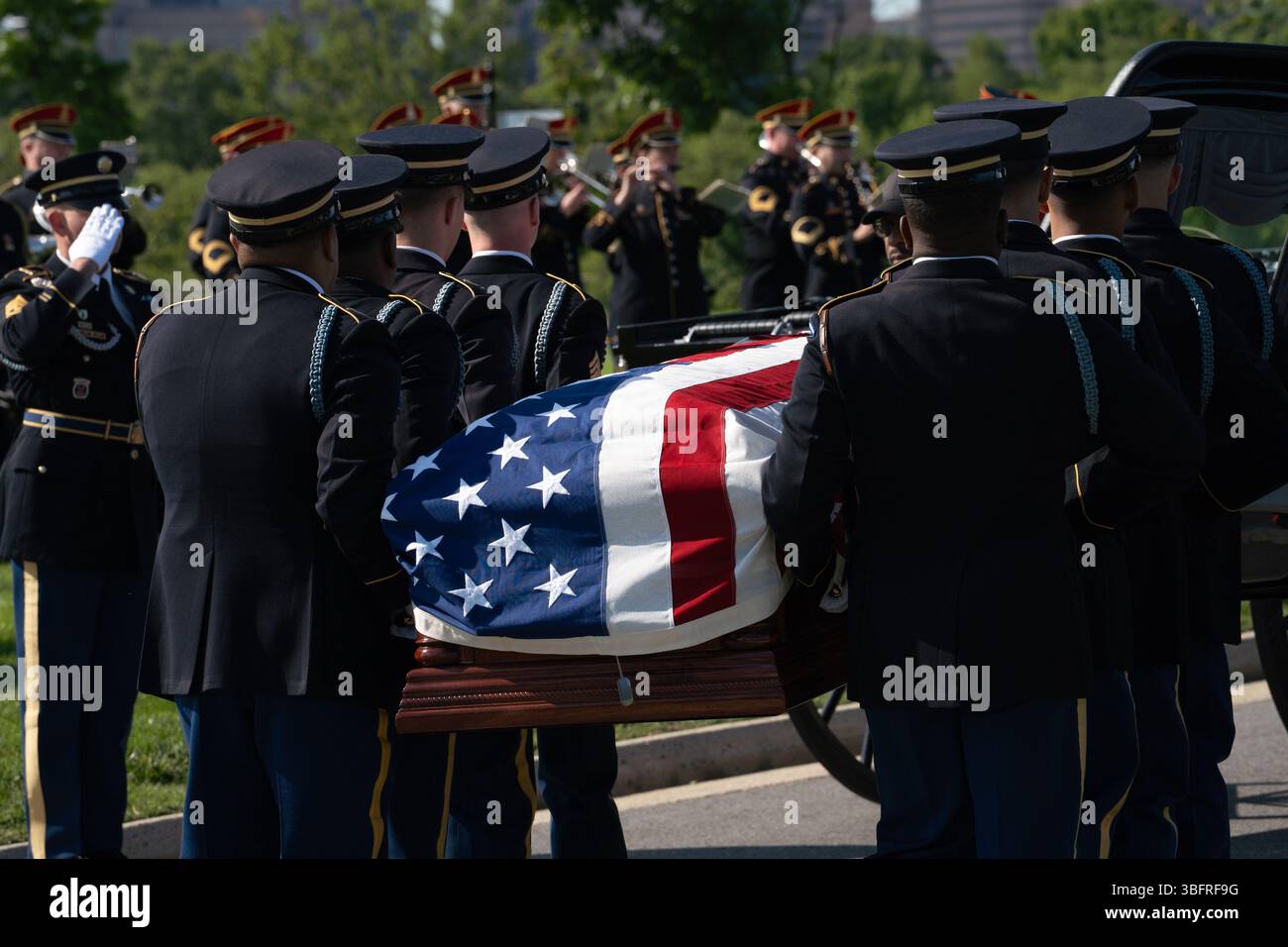 Les soldats affectés au 3e Régiment d'infanterie des États-Unis (la vieille Garde) transfèrent le cercueil du lieutenant Bernard J. Curran au détachement de Caisson lors de ses funérailles militaires au cimetière national d'Arlington, Arlington, Virginie, le 2 juin 2025. Curran est le premier militaire en deux ans à recevoir un soutien funéraire du détachement de Caisson. (Photo de l'armée américaine par le sergent Nathan Winter) Banque D'Images