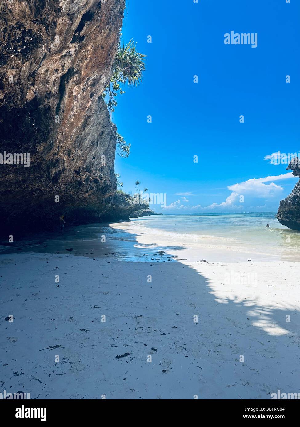 plage de sable entourée d'un gros rocher et d'une énorme falaise Banque D'Images