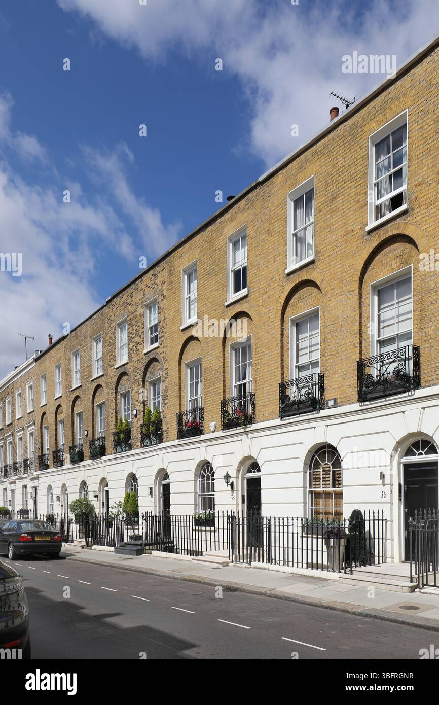 Terrasse d'élégantes maisons géorgiennes sur Chester Row, Chelsea, Londres, Royaume-Uni. Banque D'Images