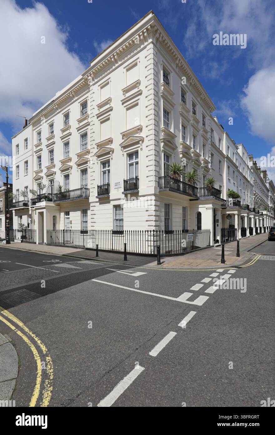 Élégantes maisons géorgiennes sur South Eaton place (à droite) et Chester Row (à gauche). Le quartier londonien de Belgravia, l'un des quartiers les plus riches de la ville. Banque D'Images