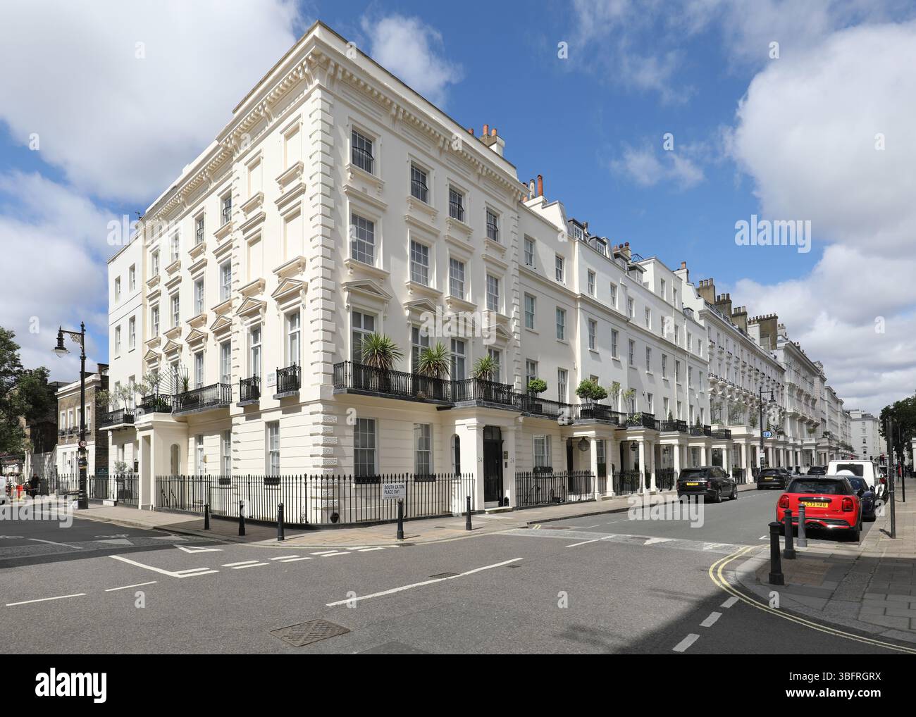 Élégantes maisons géorgiennes sur South Eaton place (à droite) et Chester Row (à gauche). Le quartier londonien de Belgravia, l'un des quartiers les plus riches de la ville. Banque D'Images