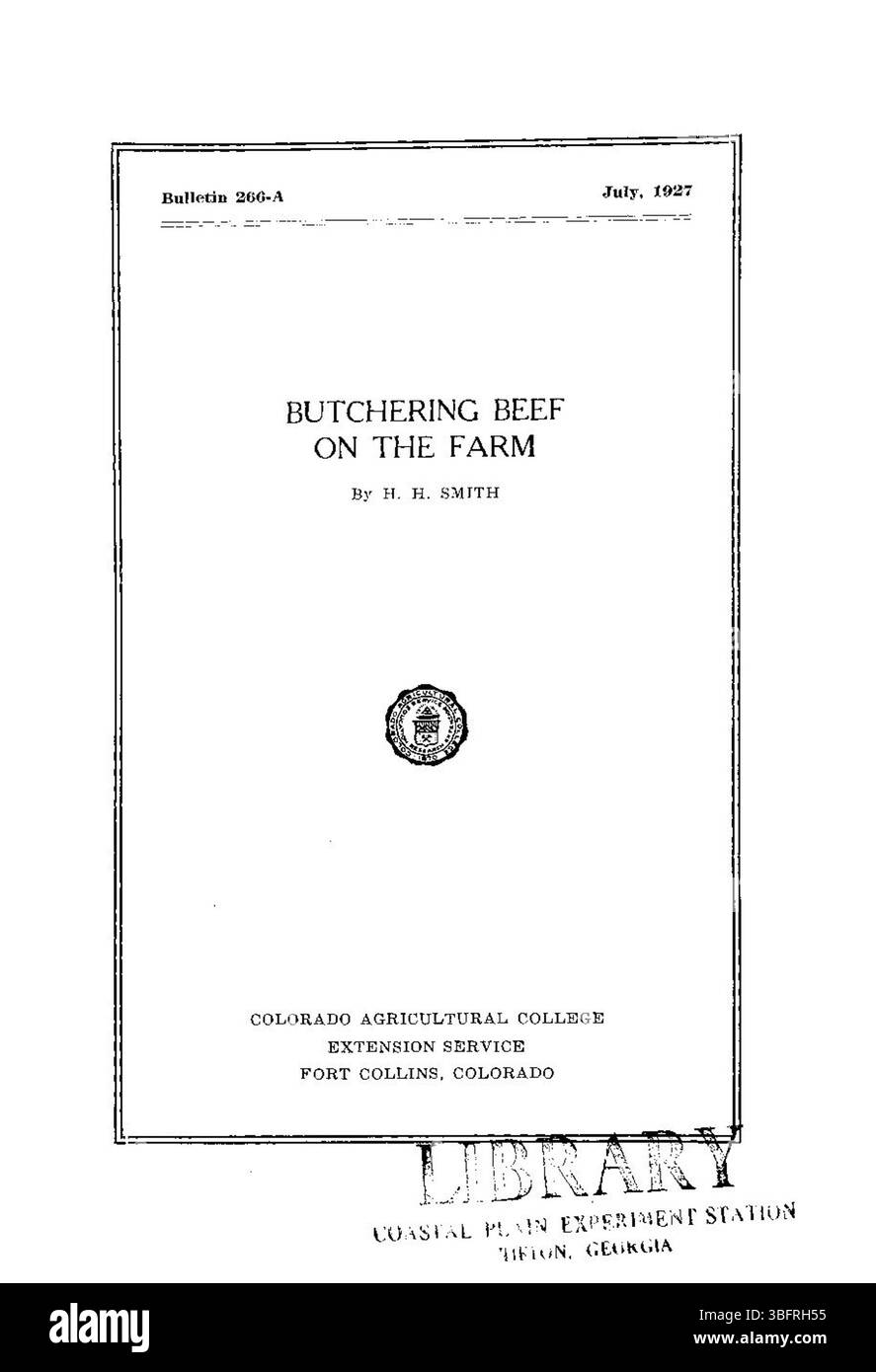 Ce document détaille le processus de boucherie du boeuf à la ferme en 1927, décrivant les techniques, les outils et les mesures de sécurité impliqués. Il offre un guide pratique pour les agriculteurs pour mener le processus de boucherie efficacement et humainement. Banque D'Images
