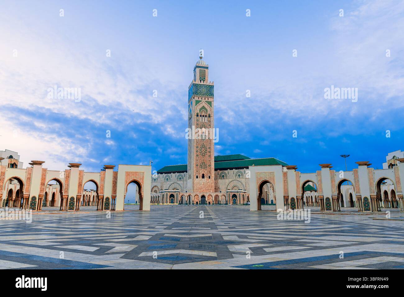Casablanca, Maroc : vue panoramique de la mosquée Hassan II, la plus grande mosquée en activité en Afrique, destination de voyage Banque D'Images Casablanca, Maroc : vue panoramique de la mosquée Hassan II, la plus grande mosquée en activité en Afrique, destination de voyage Banque D'Images