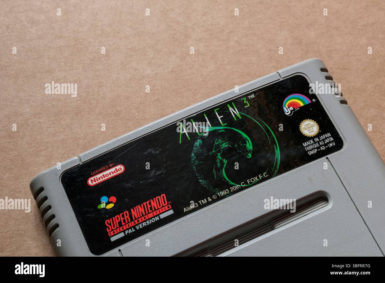 Gros plan de la cartouche de jeu vidéo Super Nintendo 'Alien 3' isolée sur un fond vierge. Usage éditorial exclusif. Banque D'Images