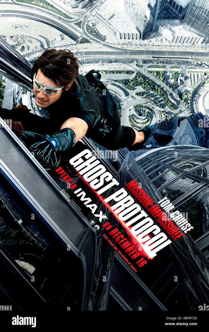 Mission : impossible – Protocole fantôme (2011) réalisé par Brad Bird et mettant en vedette Tom Cruise, Jeremy Renner et Simon Pegg. Le FMI est fermé lorsqu'il est impliqué dans le bombardement du Kremlin, ce qui a poussé Ethan Hunt et sa nouvelle équipe à se tourner vers l'escroc pour blanchir le nom de leur organisation. Photographie d'une affiche IMAX originale de 2011 À USAGE ÉDITORIAL EXCLUSIF. Crédit : BFA / Paramount Pictures Banque D'Images