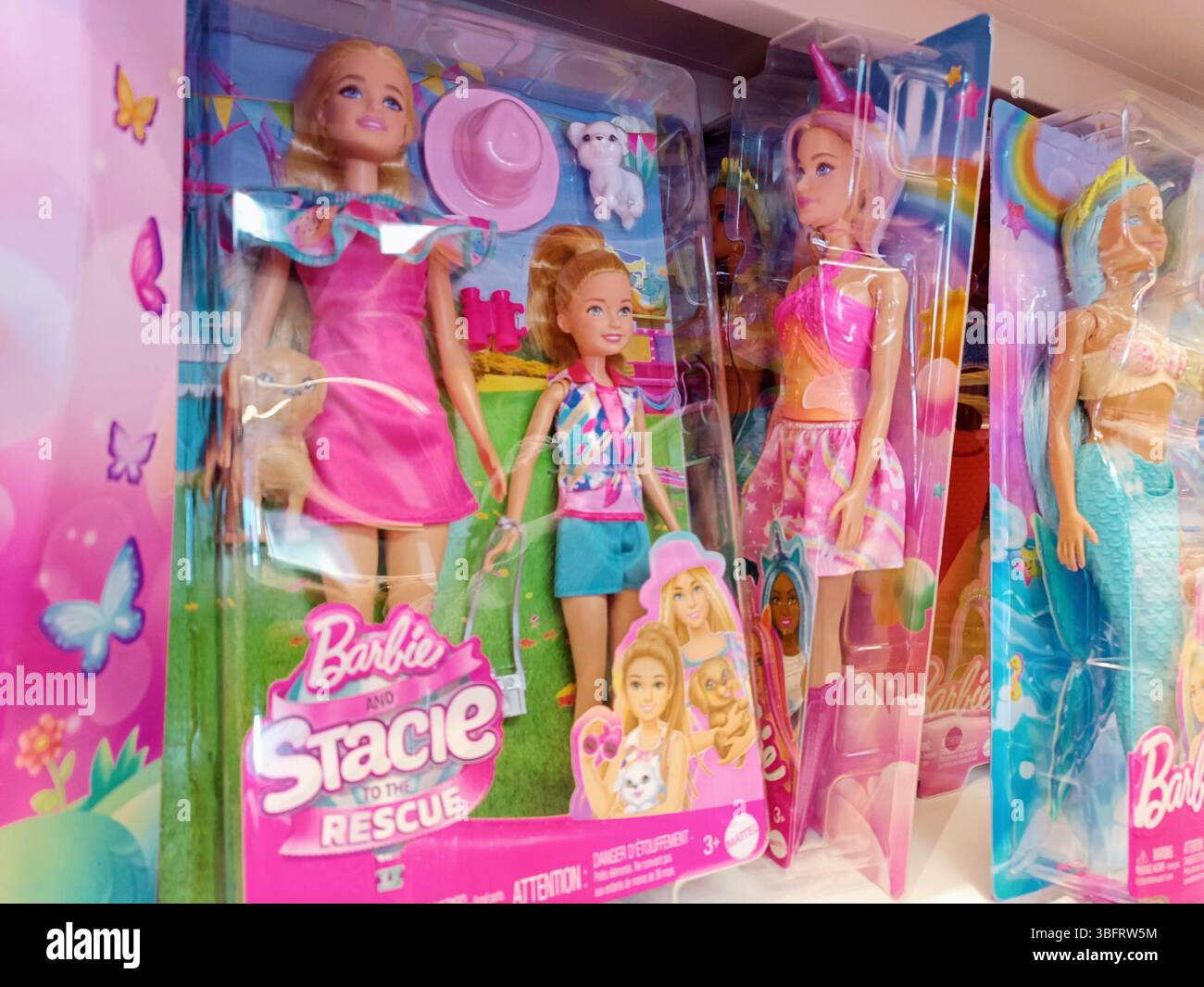 Gdansk, Pologne - 14 mai 2025 : les poupées jouets Barbie Mattel achètent les parents présentent des étagères Journée internationale des enfants le 1er juin Banque D'Images