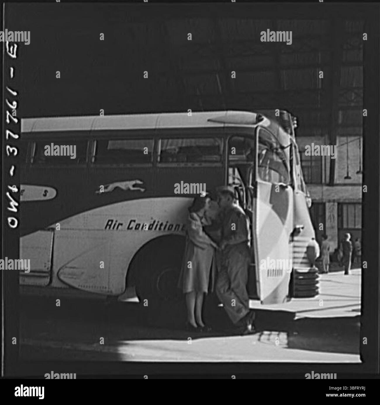 Un adieu touchant entre un soldat et une fille à une gare routière Greyhound alors qu'ils se séparent avant son déploiement. Banque D'Images