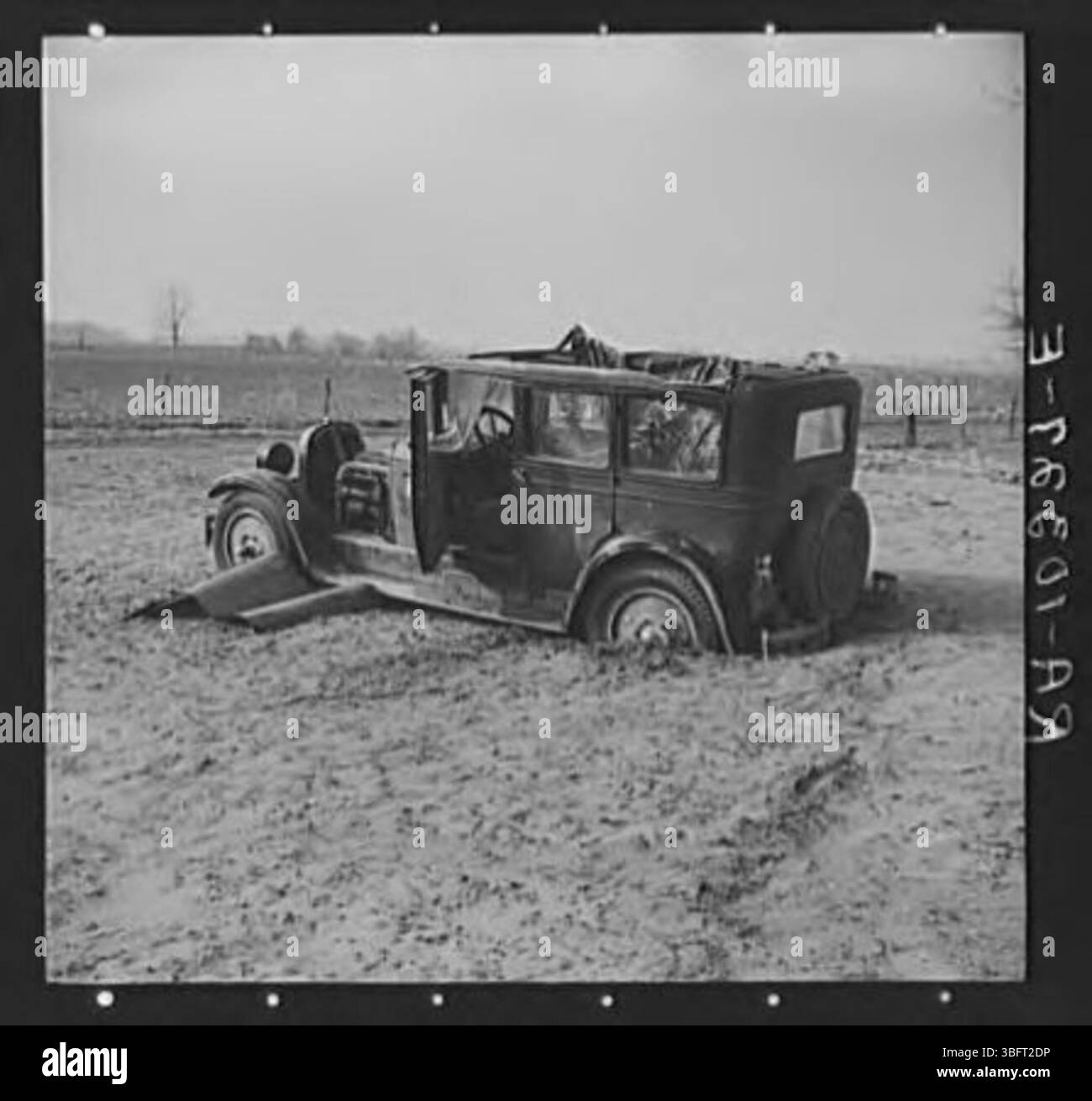 Cette image représente une automobile bloquée sur Mackey Ferry Road après une inondation, soulignant la gravité des dommages causés par les eaux et les défis auxquels sont confrontés les systèmes de transport locaux pendant l'inondation. Banque D'Images