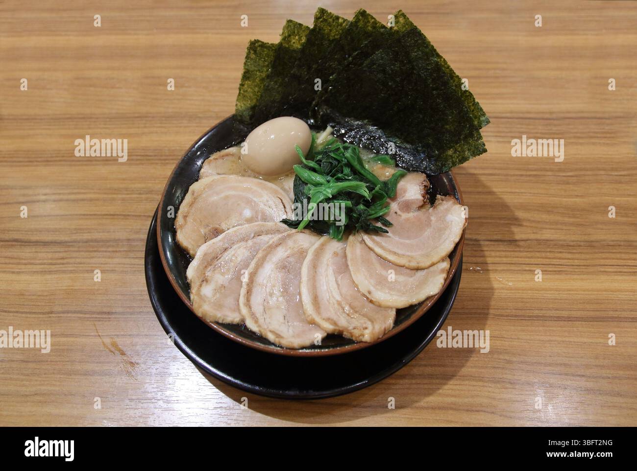 Vrai tonkotsu japonais dans un petit restaurant à Tokyo Banque D'Images Vrai tonkotsu japonais dans un petit restaurant à Tokyo Banque D'Images