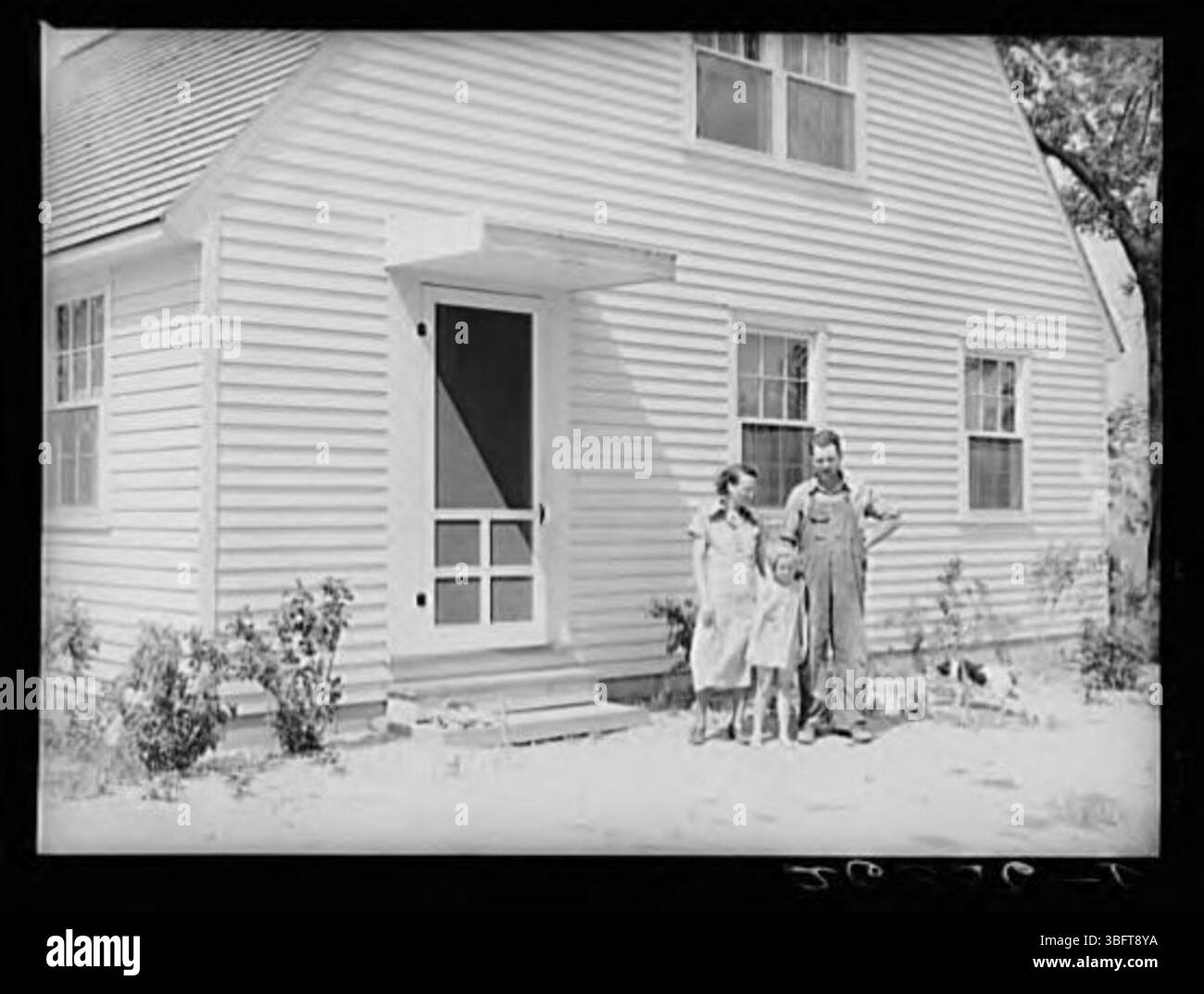 Cette photographie montre un membre d’une coopérative agricole avec sa femme et sa fille, montrant l’implication de la famille dans l’agriculture coopérative. Banque D'Images