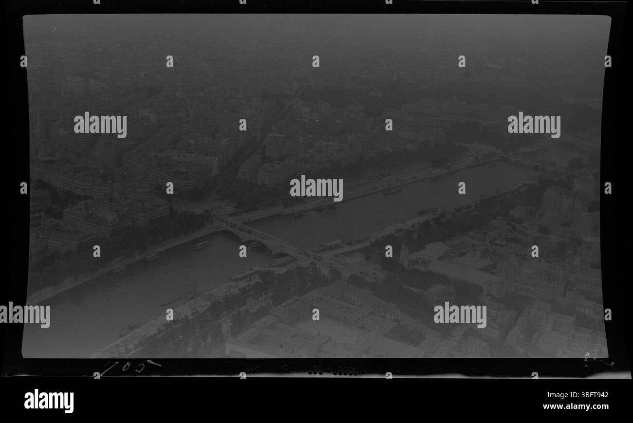 Cette photographie aérienne de 1913 montre Paris depuis la Tour Eiffel, offrant une vue imprenable sur la Seine et le paysage urbain environnant. L'image capture un moment emblématique du Paris du début du XXe siècle avant l'impact de la guerre. Banque D'Images
