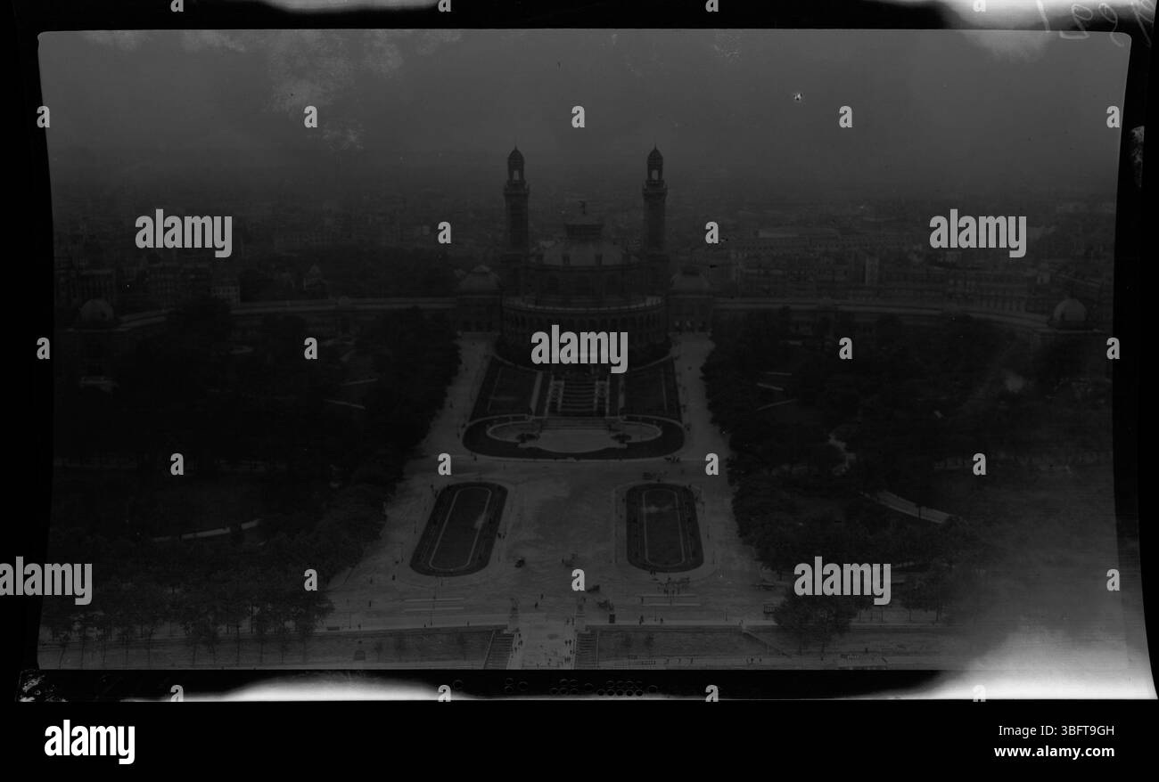 Vue aérienne du Palais du Trocadéro depuis la Tour Eiffel à Paris, prise lors de la tournée européenne des Arrases en 1913. La photographie capture le grand plan de Paris, offrant une perspective historique des monuments de la ville avant les perturbations de la guerre. Banque D'Images