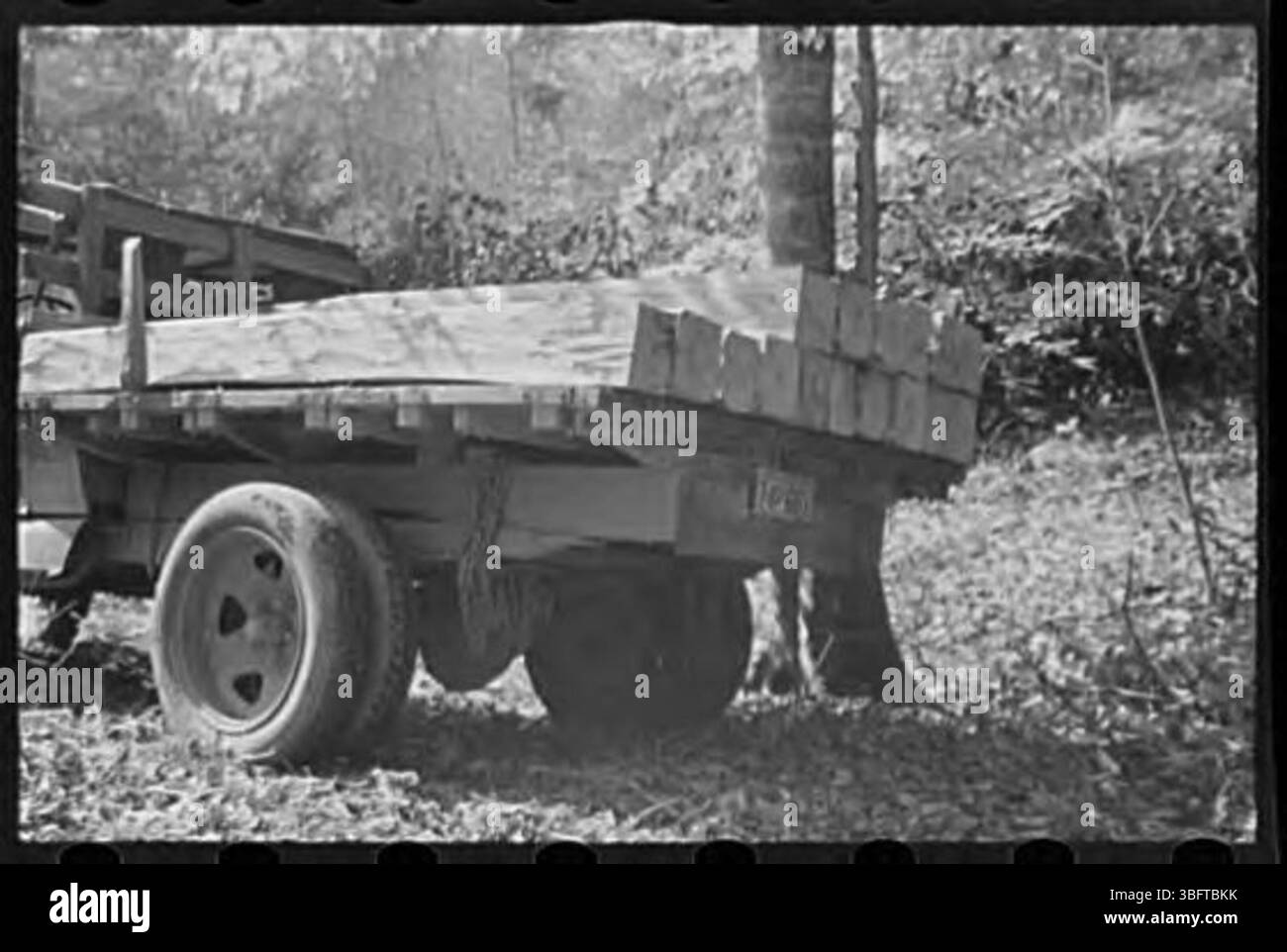Ce document met en évidence la pratique consistant à tailler à la main du bois pour les traverses de chemin de fer dans un comté spécifique. Il discute de la façon dont le bois est principalement utilisé pour l'infrastructure ferroviaire, soulignant l'importance historique de cet artisanat dans l'économie locale et le système de transport. Banque D'Images