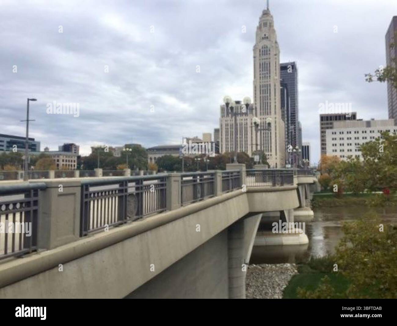 L'image de 2020 capture la tour Leveque de l'autre côté de la rivière Scioto à Columbus, Ohio. Banque D'Images