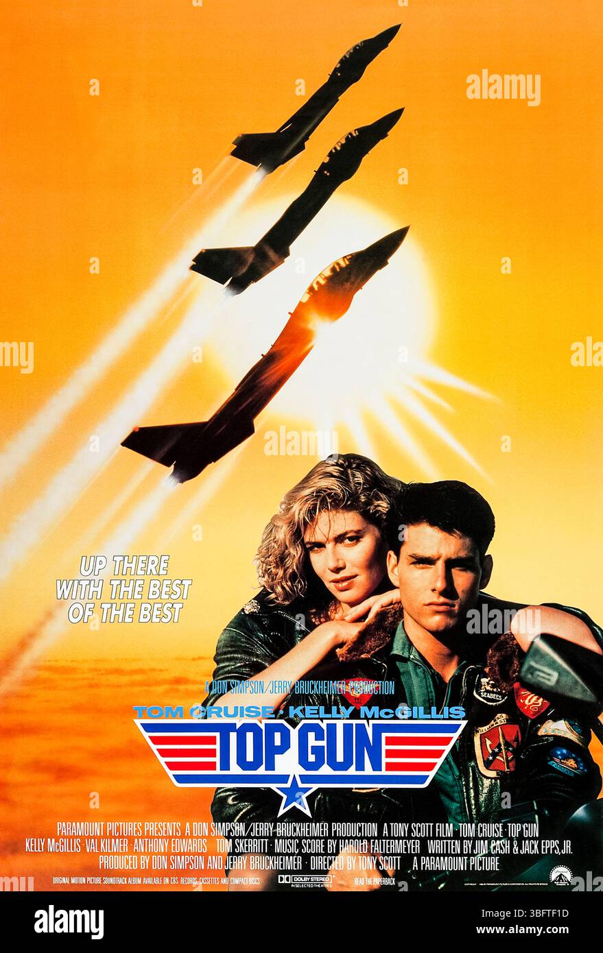 Top Gun (1986) réalisé par Tony Scott et mettant en vedette Tom Cruise, Kelly McGillis et Val Kilmer. Le pilote de chasse Hotshot Maverick est envoyé à la Top Gun Naval Fighter Weapons School, où son attitude téméraire et son comportement arrogant le mettent en conflit avec d'autres pilotes, en particulier l'homme de glace cool et collectionné, alors qu'il essaie de faire ses preuves et de faire face à la mauvaise réputation de son père. Photographie d'une affiche américaine originale de 1986 À USAGE ÉDITORIAL EXCLUSIF. Crédit : BFA / Paramount Pictures Banque D'Images