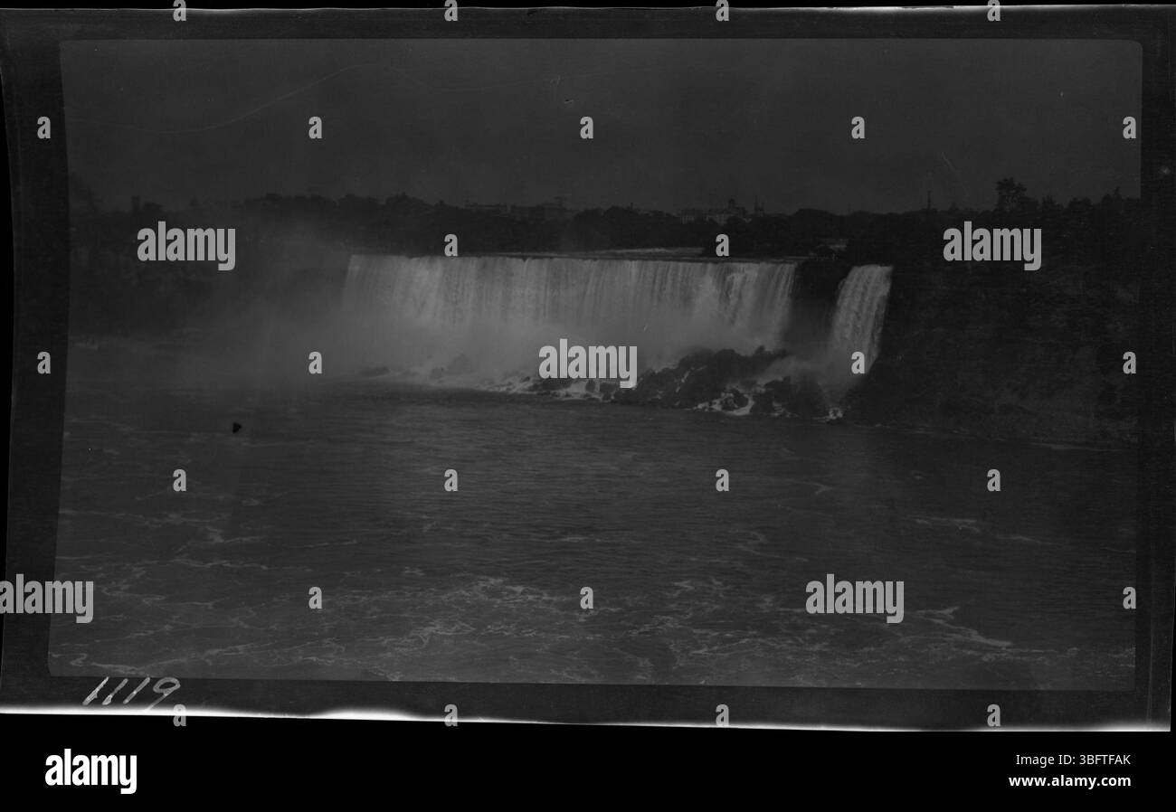 Cette image de 1913 des chutes du Niagara montre la cascade emblématique capturée lors des voyages de la famille Arras en 1913. Leurs photographies fournissent un enregistrement visuel des monuments naturels du début du XXe siècle, avec un accent particulier sur les zones qui seront bientôt affectées par des événements mondiaux. Banque D'Images