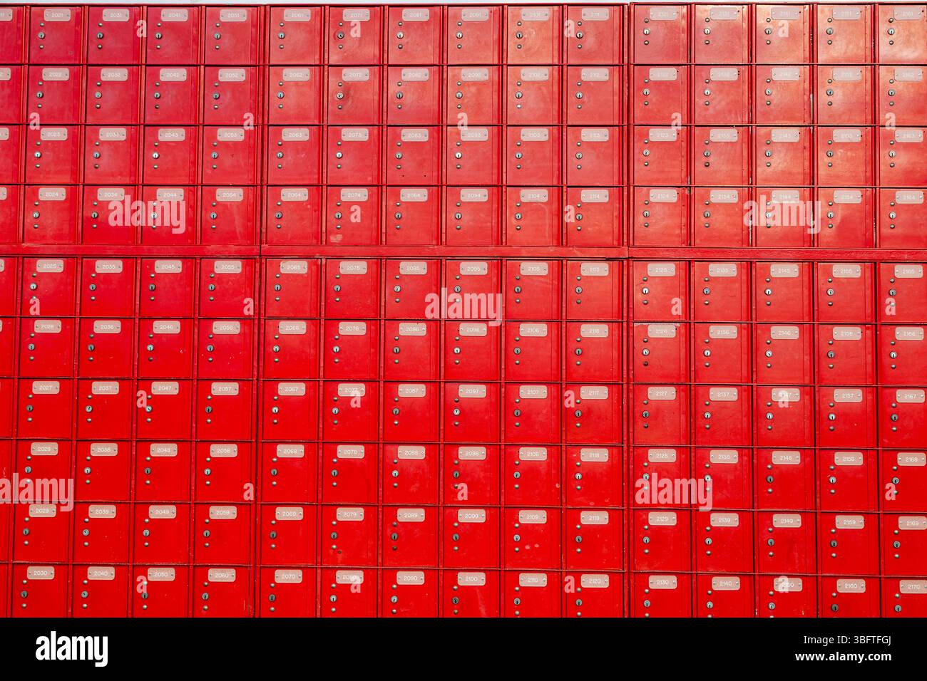 Boîtes postales rouges devant un bureau de poste à Queenstown, Otago, Nouvelle-Zélande Banque D'Images