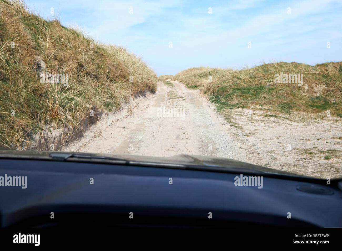 conduite sur la chaussée de sable à claggan island county mayo république d'irlande Banque D'Images