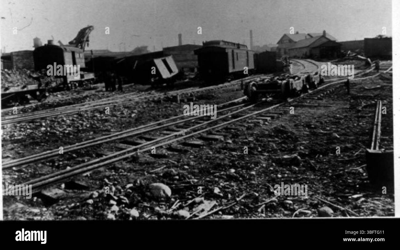 Photographie de 1913 montrant les dommages causés par les inondations le long des voies ferrées de Toledo et Ohio Central, en regardant vers le sud-ouest vers West Broad Street. Banque D'Images