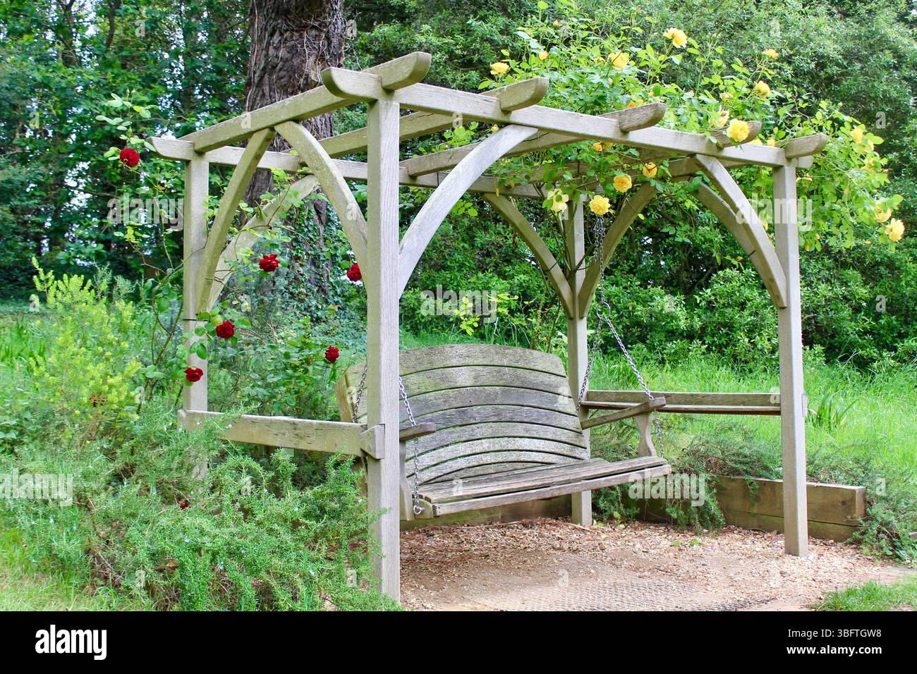 Abbotsbury Sub- Tropical Gardens - Siège pivotant avec Roses Banque D'Images