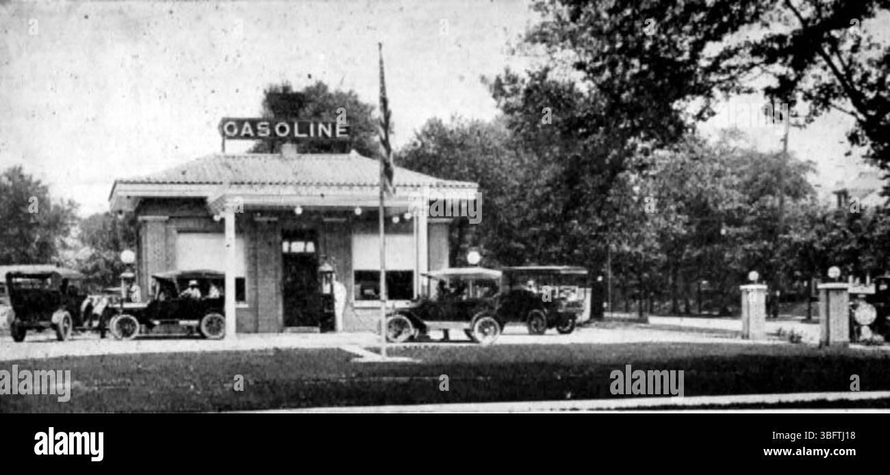 Cette photographie en noir et blanc représente une station-service à Columbus exploitée par la Standard Oil Company of Ohio, connue sous le nom de Sohio. Sohio était une importante compagnie pétrolière de la région et a joué un rôle important dans l'histoire du secteur énergétique de l'Ohio. Banque D'Images