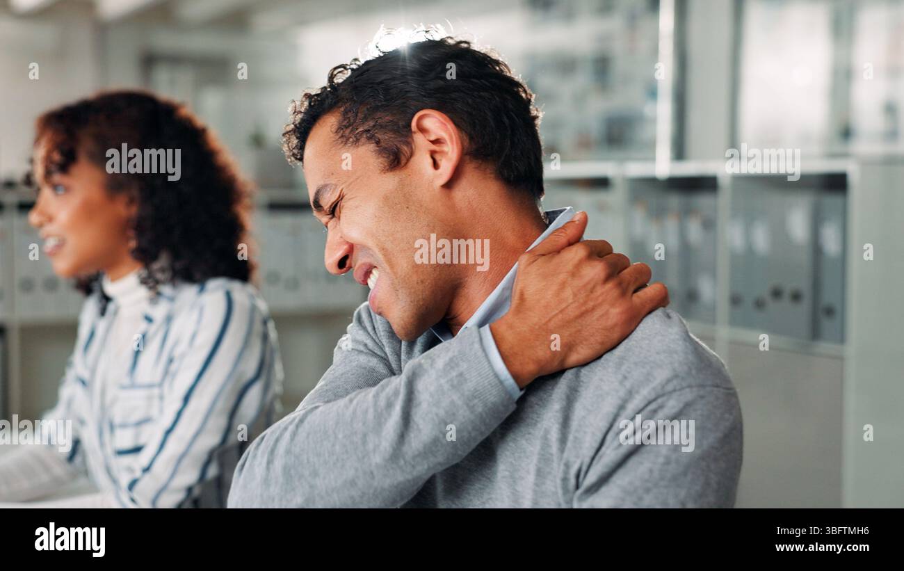 Homme d'affaires, stress et douleur au cou au bureau avec anxiété, burnout ou blessure articulaire de l'épaule. Personne, souche et employé avec inflammation, massage et Banque D'Images