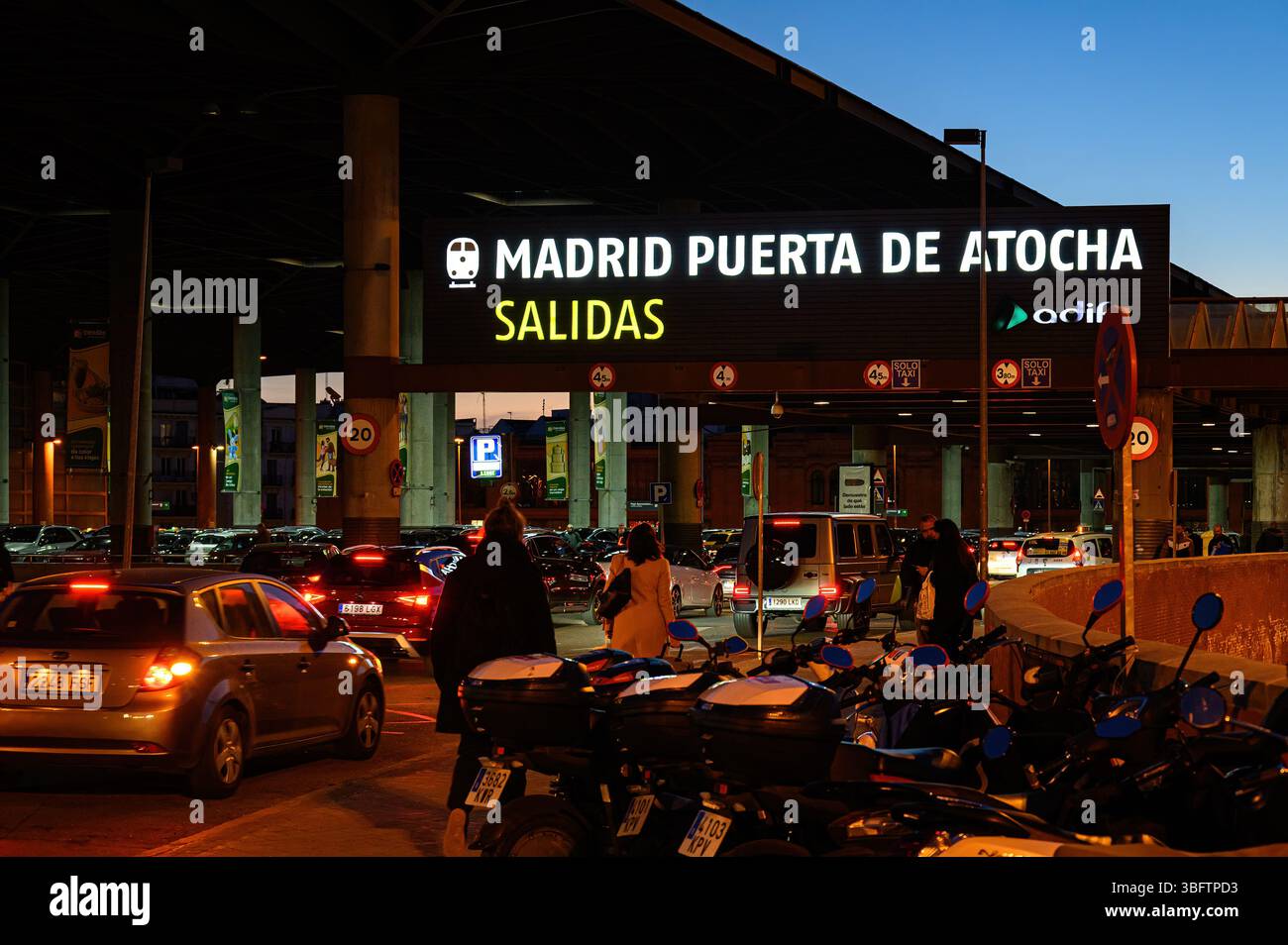 Personnes et véhicules à l'entrée de la gare d'Atocha. Banque D'Images