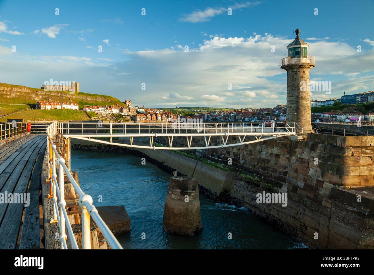 Soirée de mai à l'East Pier à Whitby, North Yorkshire, Angleterre. Banque D'Images
