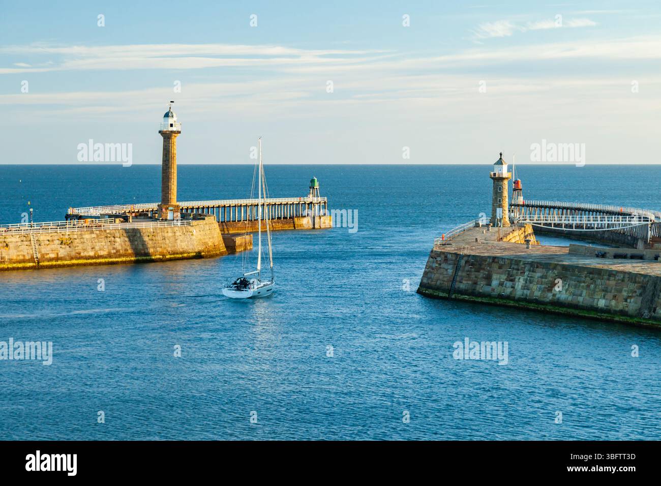 Entrée à Whitby Harbour, North Yorkshire, Angleterre. Banque D'Images