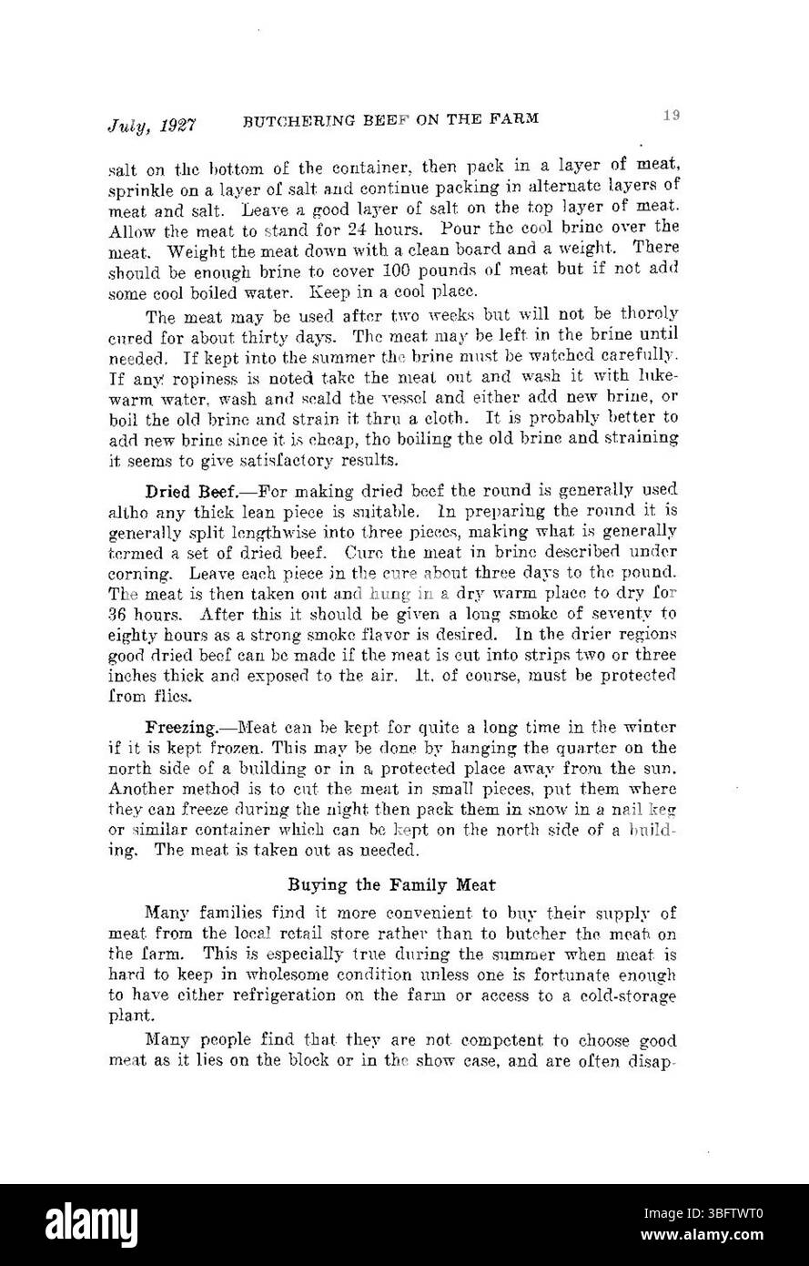 La page 19 de « la boucherie du bœuf à la ferme » (juillet 1927) offre un aperçu du rôle des travailleurs agricoles dans le processus de boucherie, en soulignant leurs compétences, leurs outils et l'importance de leur travail dans la production alimentaire. Banque D'Images