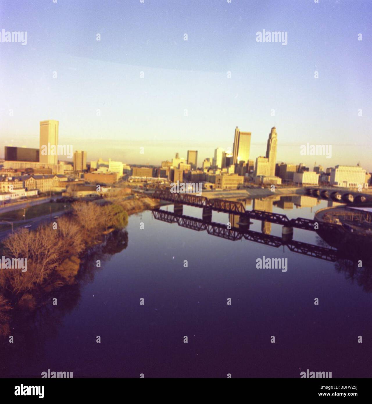 Cette vue aérienne de 1981 capture le centre-ville de Columbus avec des vues sur le pénitencier de l'Ohio, le district Arena avant sa réaménagement, et la construction de l'ajout du Veterans Memorial. Banque D'Images