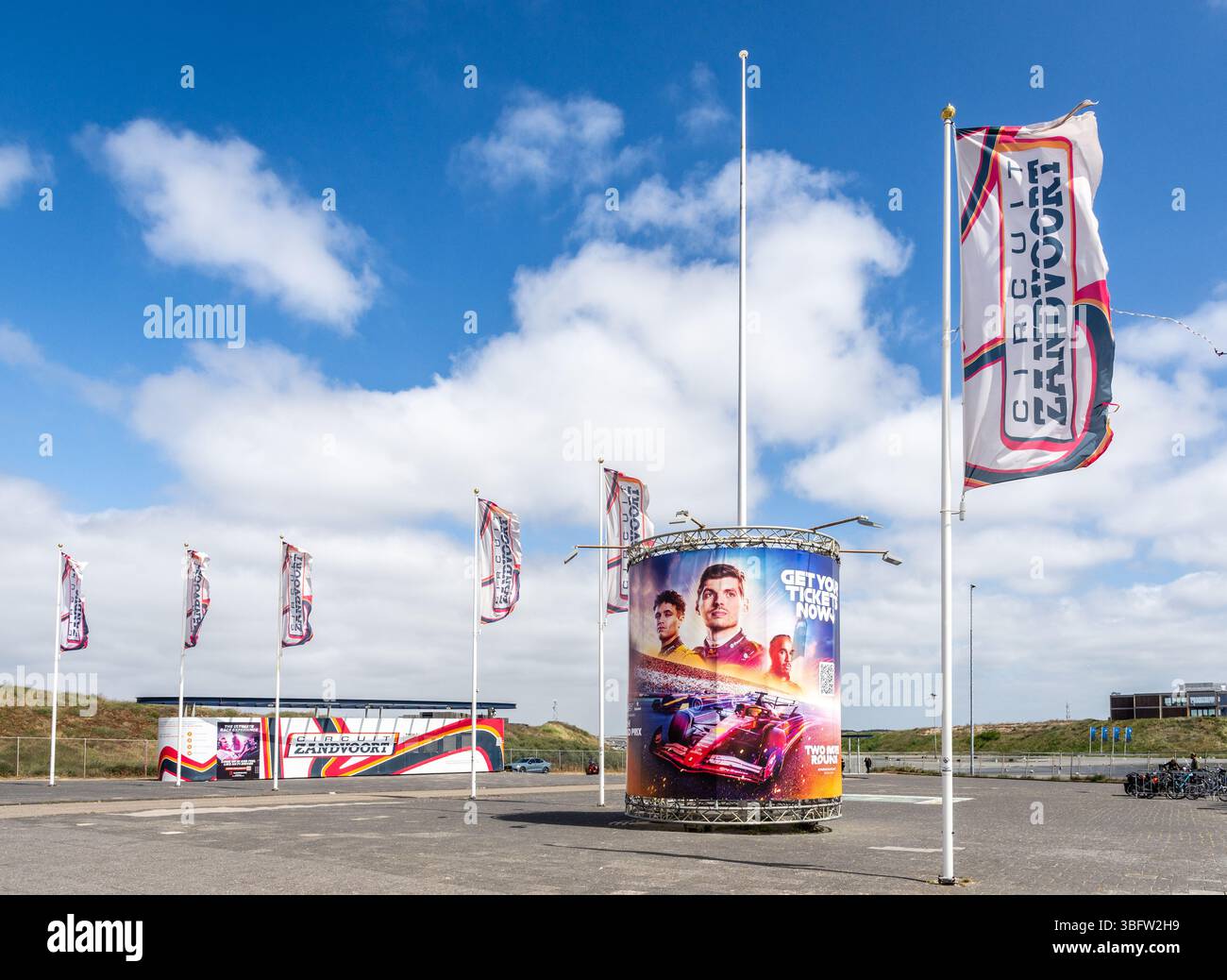 Une affiche pour le Grand Prix de formule 1 des pays-Bas à l'entrée du circuit Zandvoort à Zandvoort, aux pays-Bas avec Verstappen, Norris et Hamilton. Banque D'Images