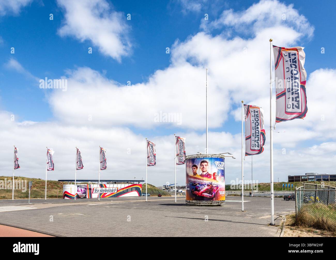 Une affiche pour le Grand Prix de formule 1 des pays-Bas à l'entrée du circuit Zandvoort à Zandvoort, aux pays-Bas avec Verstappen, Norris et Hamilton. Banque D'Images