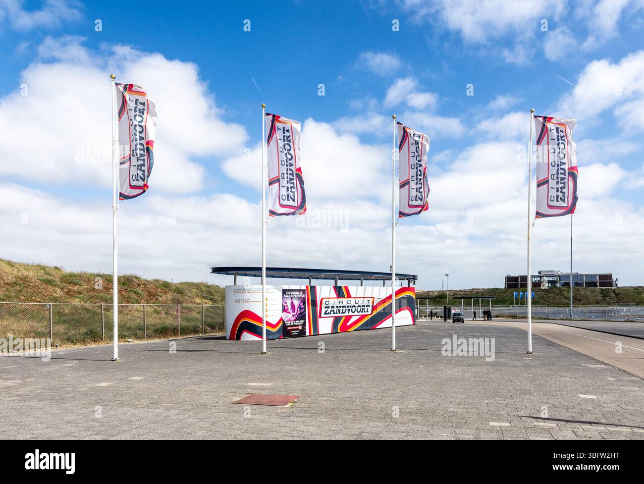 Guichet et une rangée de drapeaux à l'entrée du circuit Zandvoort, pays-Bas. Banque D'Images