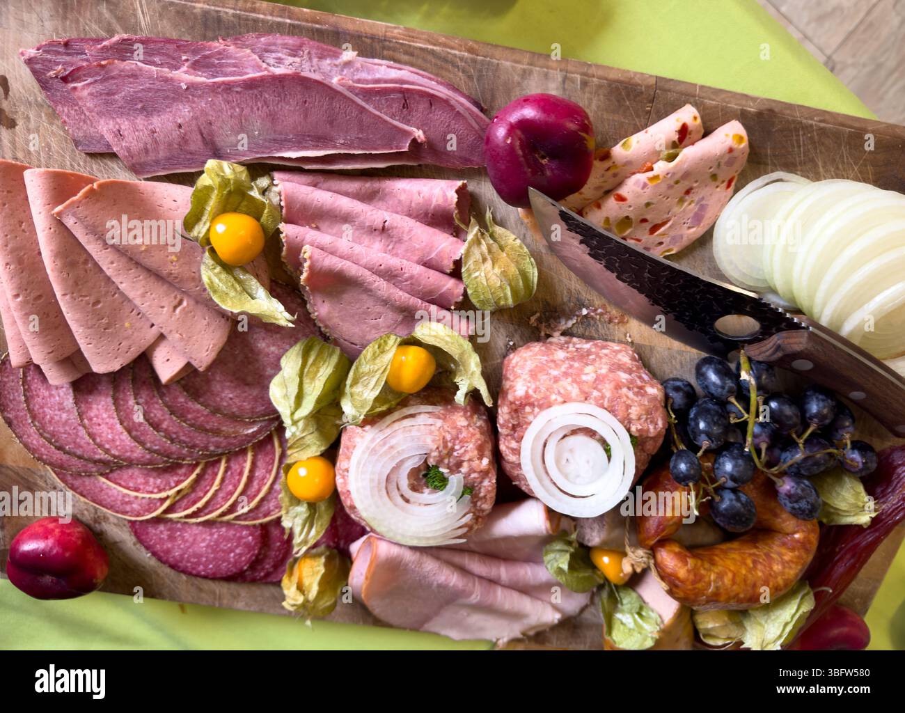 Plateau de saucisses avec différents types de saucisses sur une planche de bois Banque D'Images