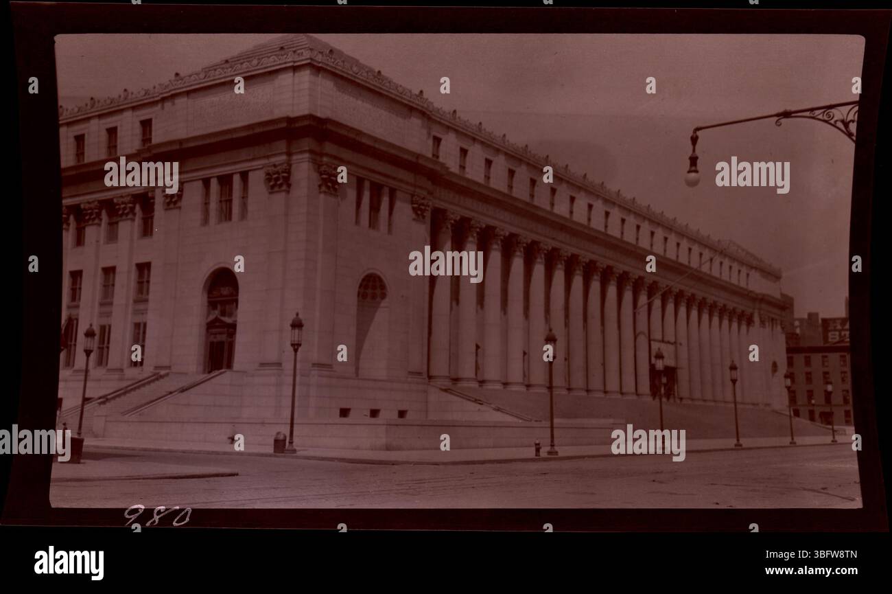 Le James A. Farley Building à New York, montré dans une photographie de 1913, a été construit à l'origine comme un bureau de poste. Cette image a été prise lors du voyage de retour de la famille Arras d'Europe, mettant en évidence le bâtiment récemment achevé le long de la 8ème Avenue. Banque D'Images