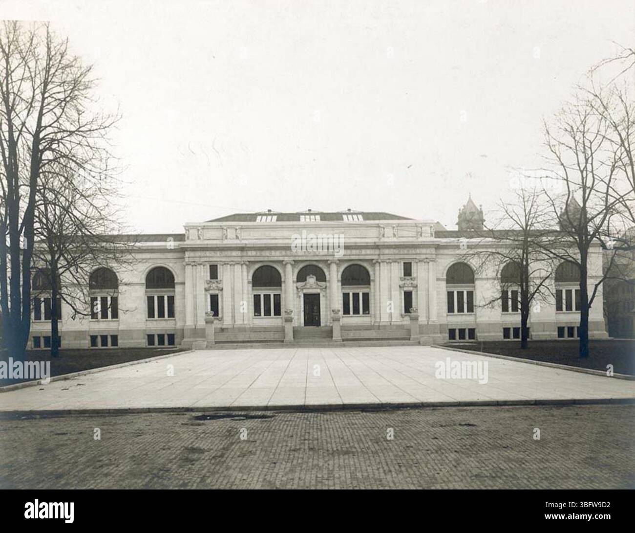 Cette photographie montre la bibliothèque principale (Carnegie) originale à Columbus, Ohio, telle qu'elle apparaissait avant l'installation de la statue et de la fontaine Peter Pan en 1928. Banque D'Images