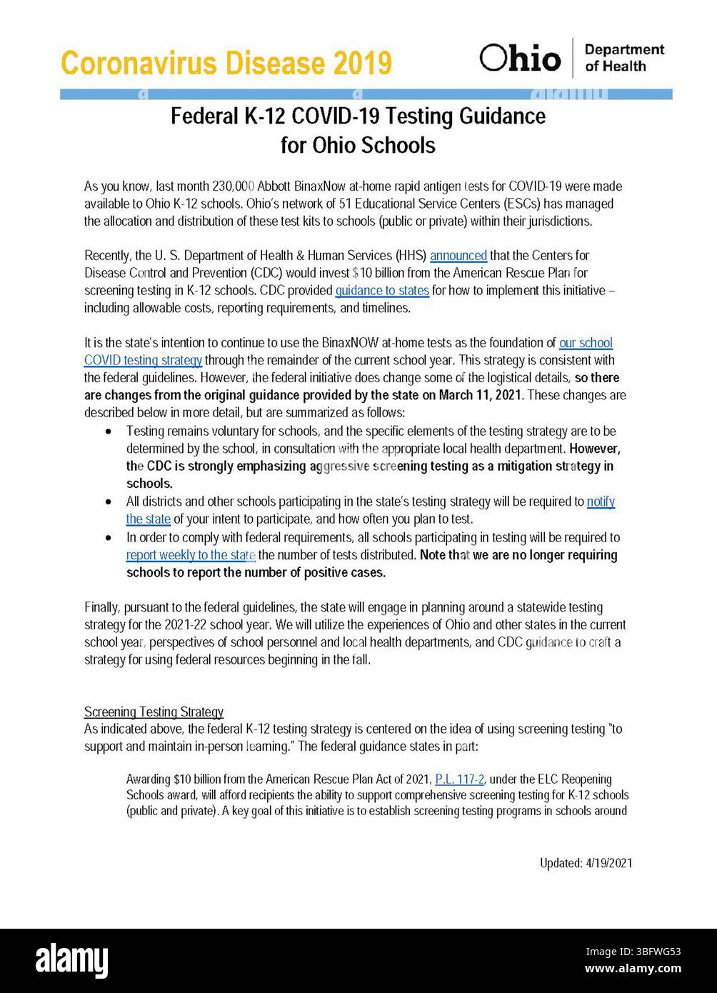 Ce document, mis à jour le 19 avril 2021, fournit des directives pour le dépistage de la COVID-19 dans les écoles primaires et secondaires de l'Ohio. Publiée par les autorités sanitaires fédérales et des États, la publication vise à aider les établissements d'enseignement à mettre en œuvre des tests efficaces et des mesures de sécurité pour protéger les étudiants et le personnel. Banque D'Images
