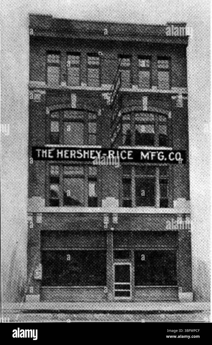 Photographie de 1900 montrant la Hershey Rice Manufacturing Company, une entreprise de fabrication de vêtements. Banque D'Images