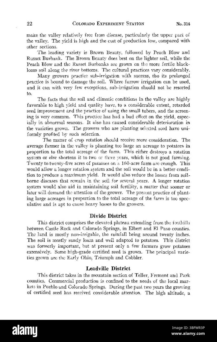 Cette image de janvier 1927 représente la culture de la pomme de terre au Colorado, soulignant le rôle des outils agricoles et des méthodes agricoles dans le processus agricole. Banque D'Images