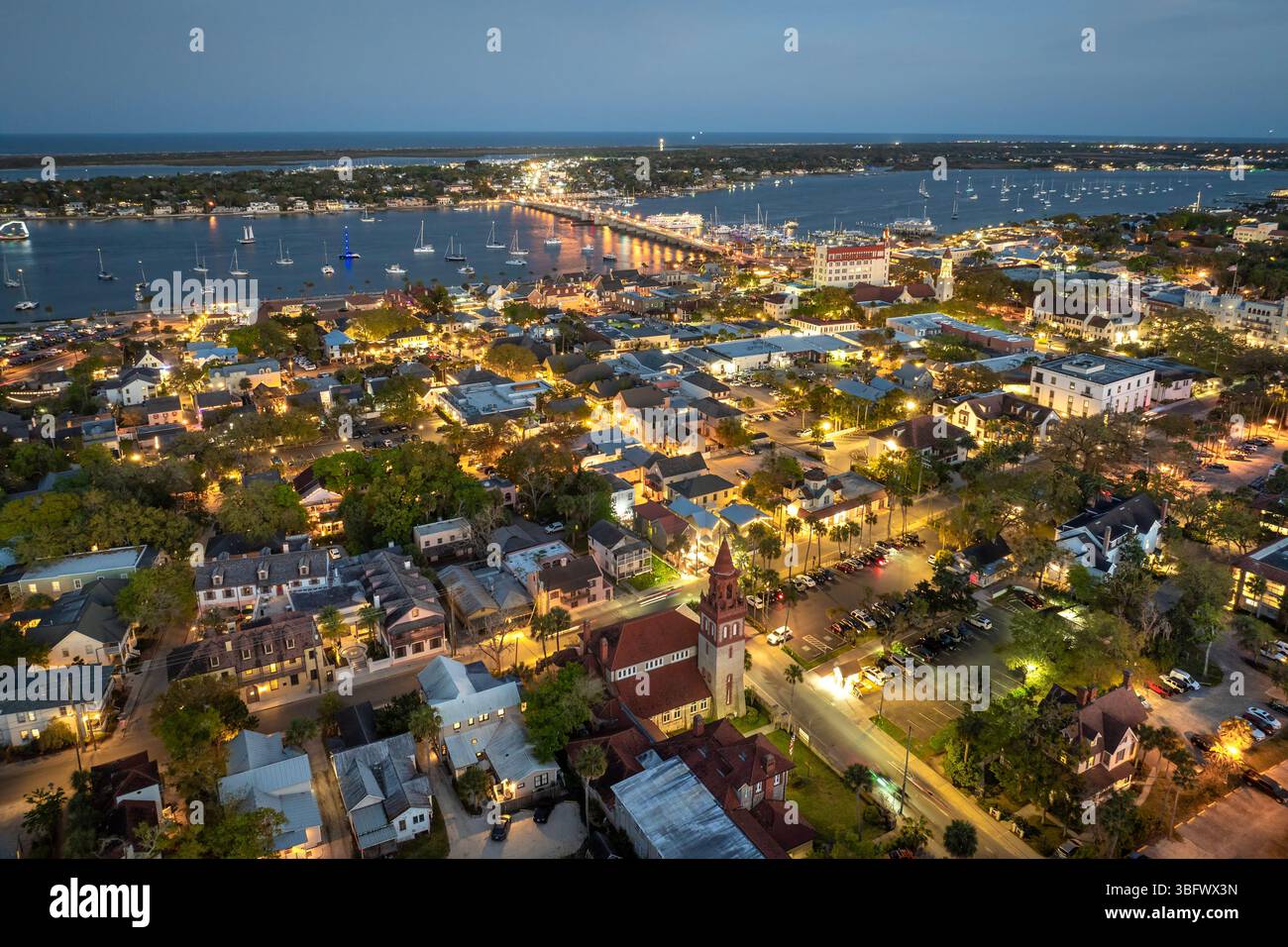 Architecture de la vieille ville américaine. Vue aérienne de la ville de St Augustine en Floride au coucher du soleil Banque D'Images