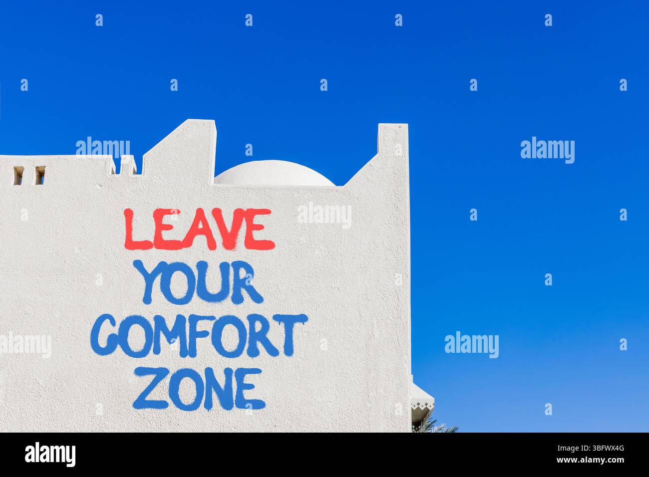 Laissez le symbole de votre zone de confort. Les mots conceptuels quittent votre zone de confort sur un beau mur blanc. Beau fond de mur blanc. Business psychologique Banque D'Images