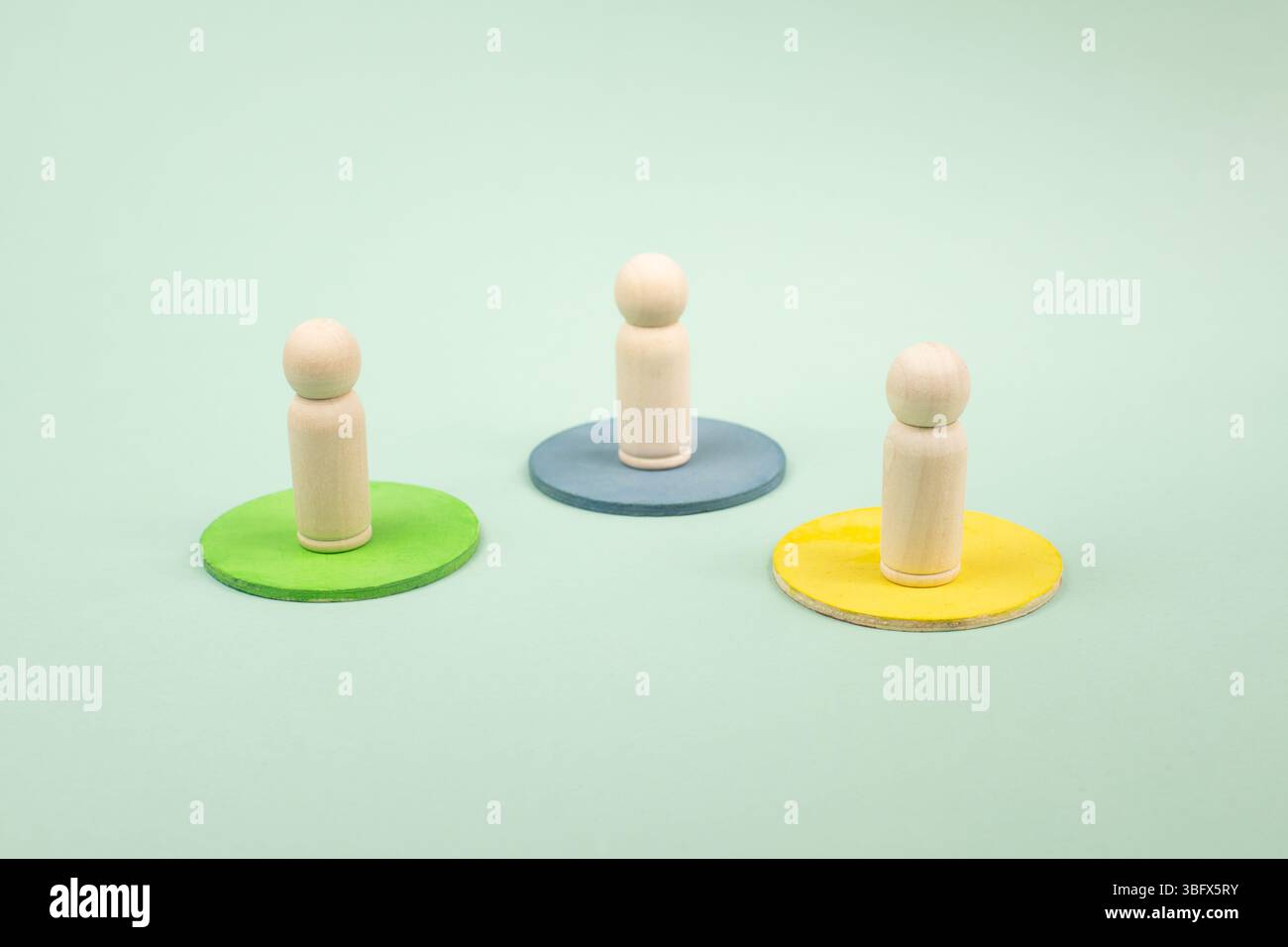 Personnes avec des opinions et des perspectives différentes, frontière, négociation, confrontation politique et discussion, communication entre les groupes, moi social Banque D'Images